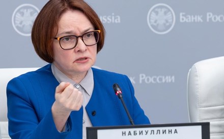 Banco central russo reúne-se de emergência após queda do rublo