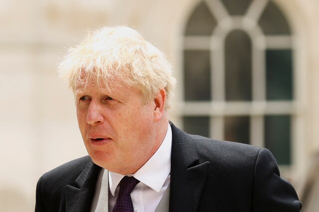Boris Johnson resistiu a moção de censura, mas com liderança debilitada