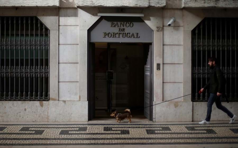 Os portugueses têm um recorde de 177,1 mil milhões de euros parados nos bancos. Rendiam uma média de 0,04% em abril, o que compara com uma inflação superior a 7% nesse mês.