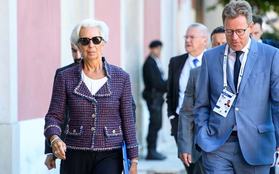 A passadeira azul do Fórum BCE viu Lagarde passar várias vezes, mas ficou por explicar como vai o banco central evitar uma travagem na Zona Euro.