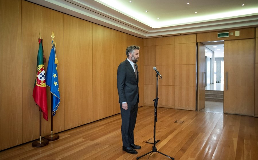 Pedro Nuno Santos pediu desculpas pela “falha relevante”, que assumiu, mas mantém-se no cargo.