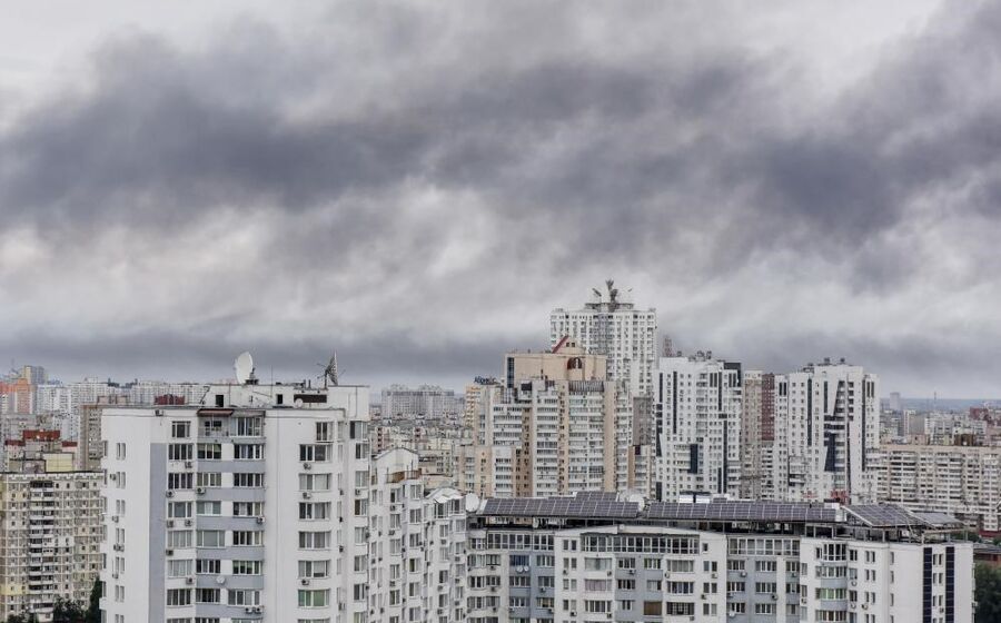 Cidade de Kiev, fumo, bombardeamentos