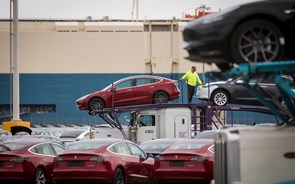 Tesla recolhe mais de 300 mil carros por aumentarem 'risco de acidente'