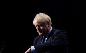Boris Johnson vai demitir-se. Deverá manter-se como primeiro-ministro até outubro