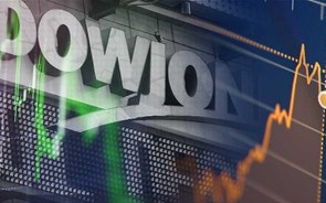 Dow Jones em máximos históricos. S&P 500 vacila mas recupera 