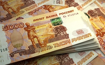Rublo torna-se moeda mais forte do mundo na guerra, mas corte de juro enfraquece
