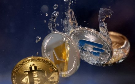 Bitcoin afunda para fasquia dos 17 mil dólares e renova mínimos de novembro de 2020