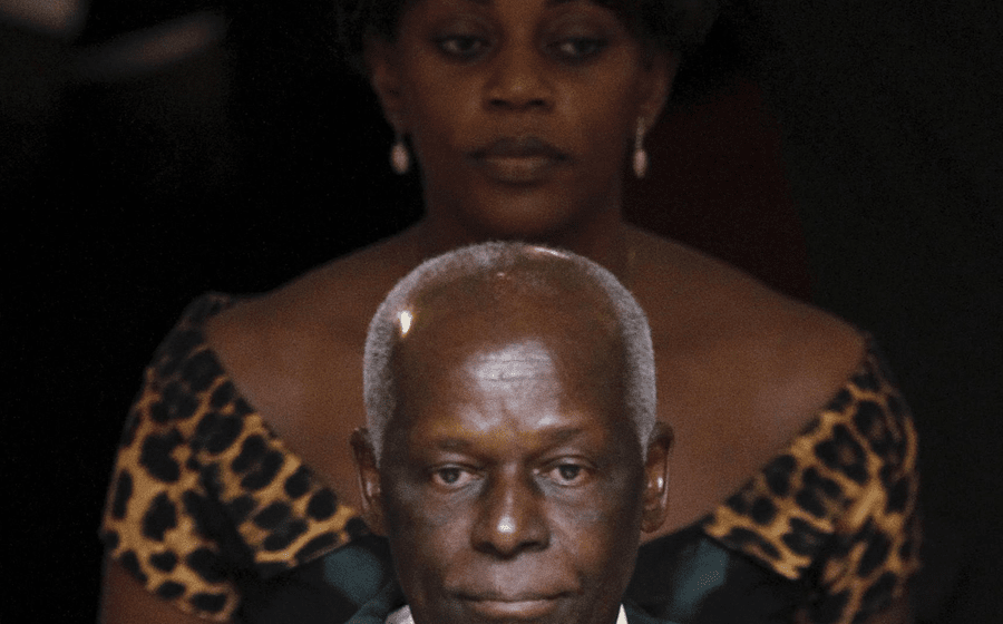 José Eduardo dos Santos e a esposa, Ana Paula dos Santos, a qual tem sido criticada por Tchizé dos Santos.