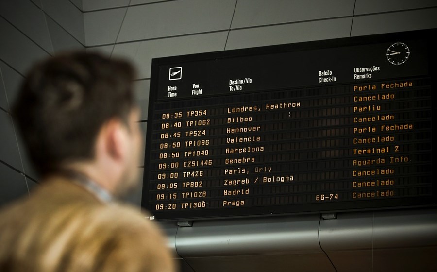 A situação dos voos cancelados no aeroporto de Lisboa agudizou-se depois do fecho temporário da pista por causa de um incidente com um jato privado.