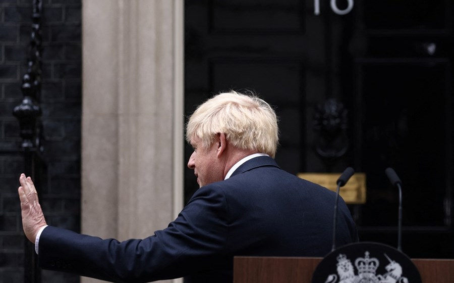 À porta de Downing Street, Boris Johnson admitiu que “ninguém é indispensável” e acedeu a deixar o cargo de primeiro-ministro.