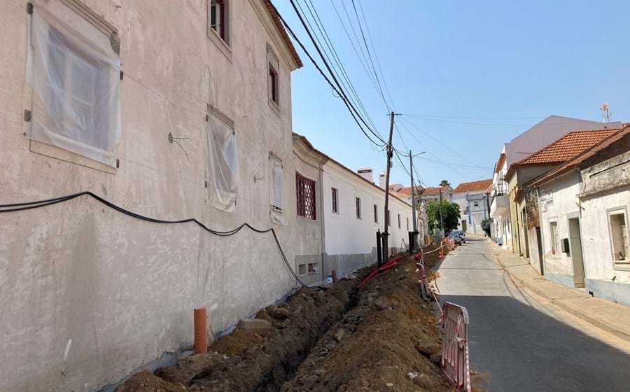 O hotel localiza-se no interior da aldeia de Melides. Terá 15 quartos e um restaurante.