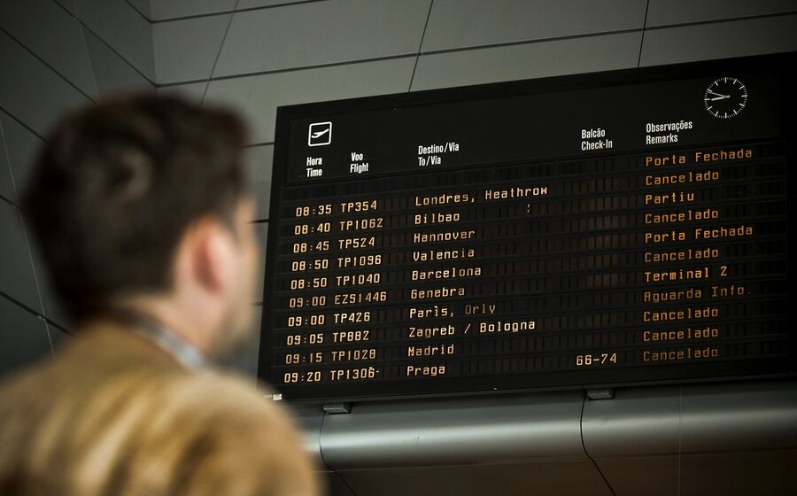 voos, atrasos, cancelados, aviões, aeroporto, Lisboa 