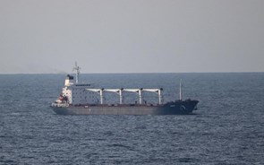 Adiada chegada ao Líbano do primeiro navio com cereais