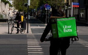 Tribunal reconhece contrato de trabalho a quatro estafetas da Uber Eats. Empresa vai recorrer