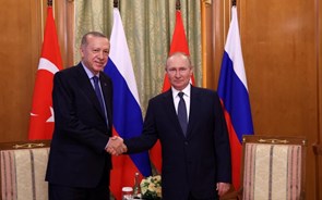 Erdogan propõe a Putin alargar corredor de cereais a outros produtos ucranianos