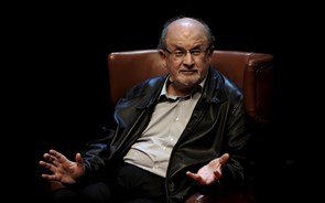 Salman Rushdie helitransportado para o hospital após facadas no pescoço