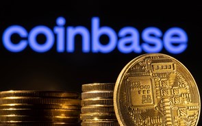 Ações da Coinbase escalam mais de 13% apesar do prejuízo trimestral de 545 milhões 