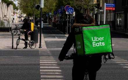 Tribunal reconhece contrato de trabalho a quatro estafetas da Uber Eats. Empresa vai recorrer