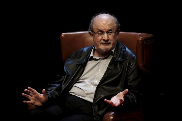 Salman Rushdie helitransportado para o hospital após facadas no pescoço
