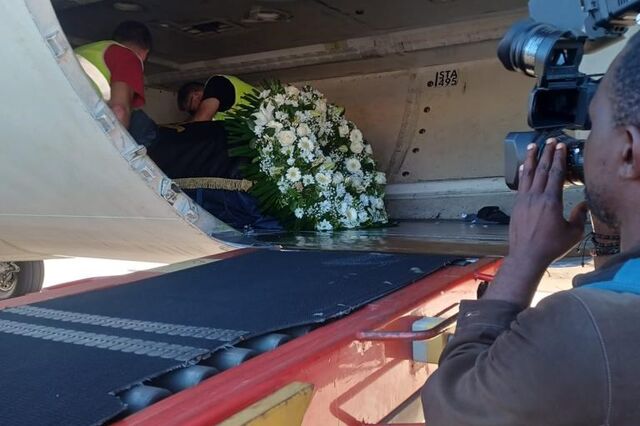 Corpo de José Eduardo dos Santos chegou a Luanda às 19:16 