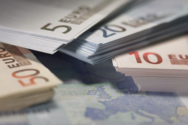 Euro cai para mínimo abaixo de 0,98 dólares pela 1.ª vez em mais de 20 anos