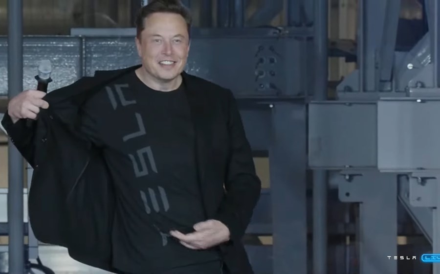 Elon Musk deu as boas vindas aos visitantes na fábrica da Tesla.