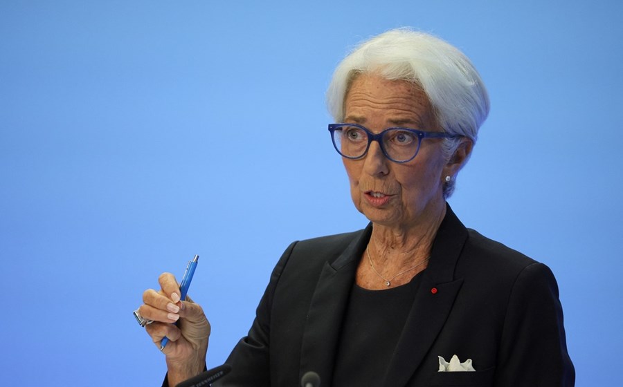 O banco central presidido por Christine Lagarde anunciou, em meados de junho, que iria aplicar “flexibilidade” nos reinvestimentos do PEPP.
