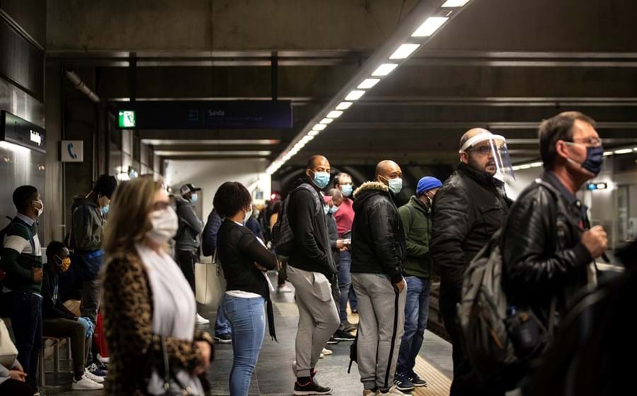 Por causa da inflação, o salário médio caiu 4,6% em termos reais.