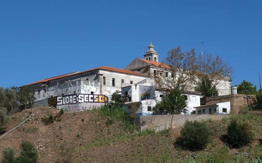 O Convento de Brancanes foi fundado em 1682 para formar missionários franciscanos, tendo sido comprado pela subsidiária     da Sonangol em 2007.