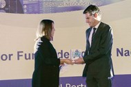 OIC de Ações Nacionais Fundos de ações Nacionais A diretora do Jornal de Negócios, Co-Organizador entrega o prémio ao vencedor BPI Portugal gerido pela BPI Gestão de Ativos.