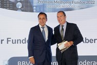Fundos de Pensões Abertos com Risco 3. O CEO da Mercer & Marsh em Portugal, “Gold Sponsor” entrega o prémio a vencedor é Fundo de Pensões Aberto BBVA Sustentável Moderado ISR gerido pela BBVA Fundos. recebe o Prémio o CIO da BBVA Asset Management Portugal