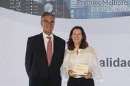 Personalidade do ano. João Pratas, Presidente da Direção da APFIPP entrega o Prémio à ex deputada e advogada Cecília Meireles.