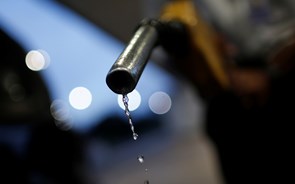 Gasóleo fica dois cêntimos mais barato e gasolina meio cêntimo
