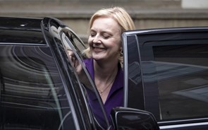 Nova primeira-ministra britânica rejeita imposto extraordinário para pagar medidas na energia