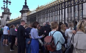 Milhares de pessoas prestam homenagem à Rainha Isabel II junto ao Palácio de Buckingham 