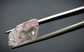 Novas sanções da UE contra Moscovo limitam comércio de diamantes russos