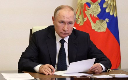 Putin admite impacto negativo das sanções para a economia russa