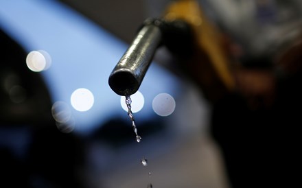 Gasóleo fica dois cêntimos mais barato e gasolina meio cêntimo