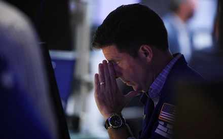 Wall Street desce ao vermelho. AMC sobe mais de 13% com rumores de compra