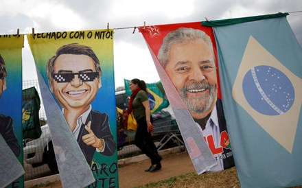 Brasil: Com metade dos votos apurados, Bolsonaro e Lula separados por três décimas