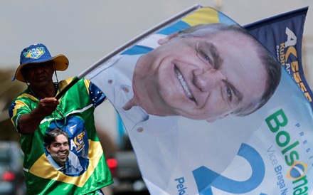 Brasil: Bolsonaro lidera com 2,6 pontos sobre Lula após 23,75% dos votos apurados