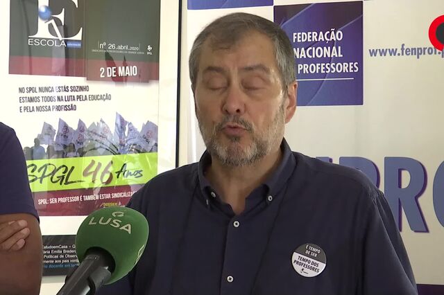 Professores defendem aumento salarial mínimo de 10%