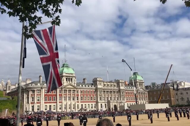 Isabel II: Multidões despedem-se nas ruas de Londres de 'rainha unificadora'