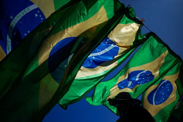 Brasil com duelo de populistas