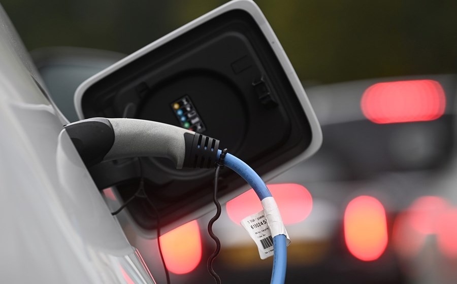 Agosto foi já o quinto mês deste ano em que as vendas de carros totalmente elétricos foram superiores às dos híbridos “plug-in”.