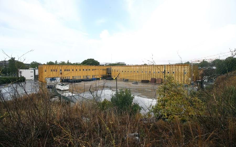 Os terrenos ficam na Estrada de Paço de Arcos e vão ser vendidos para que se construa habitação, comércio e serviços.