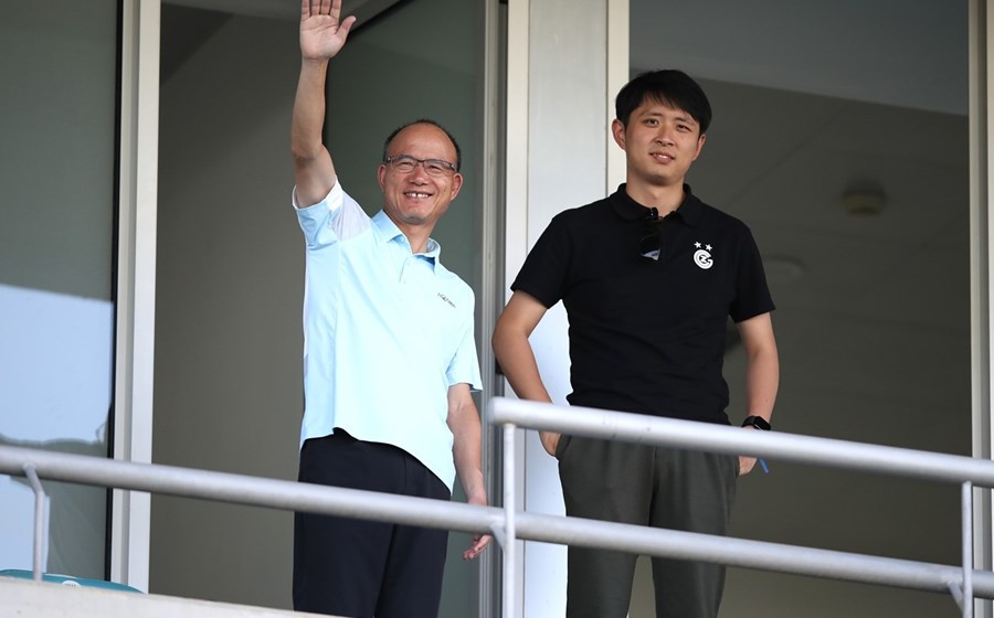 Guo Guangchang, “chairman” da Fosun (à esq.), fotografado em julho deste ano no Estádio do Algarve, região onde estagiou a equipa do Wolverhampton.