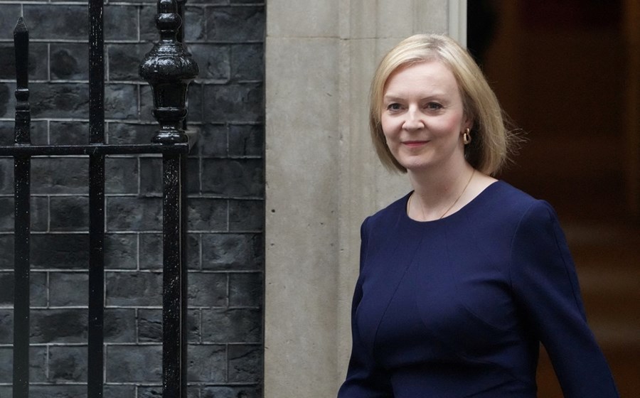 Os mercados financeiros britânicos afundaram desde que Liz Truss assumiu a liderança do governo, substituindo Boris Johnson. No mesmo período, a libra atingiu mínimos históricos.