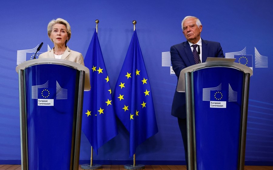 A presidente da Comissão Europeia, Ursula von der Leyen, apresentou o pacote de sanções à Rússia ao lado de Josep Borrell, Alto Representante da UE para os Negócios Estrangeiros.