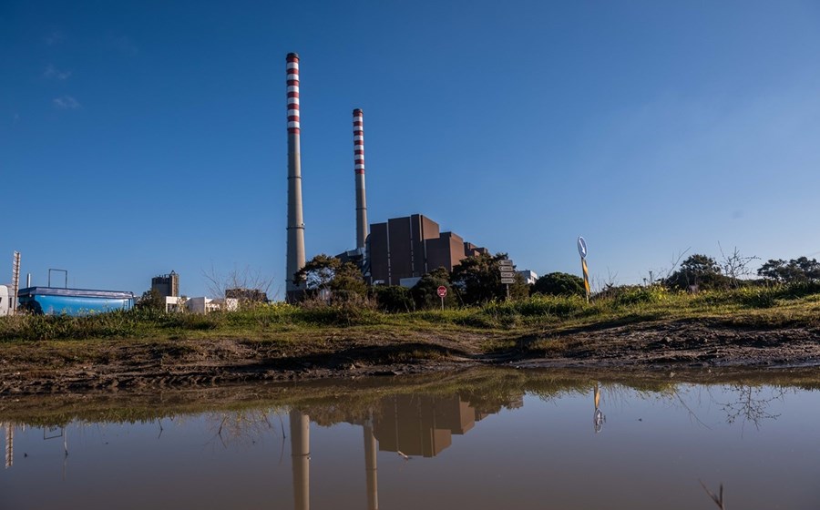 A central a carvão de Sines foi inaugurada em 1985 e nos anos 90 assegurava um terço da eletricidade consumida em Portugal. Fechou em janeiro de 2021, seguindo-se o Pego em novembro.